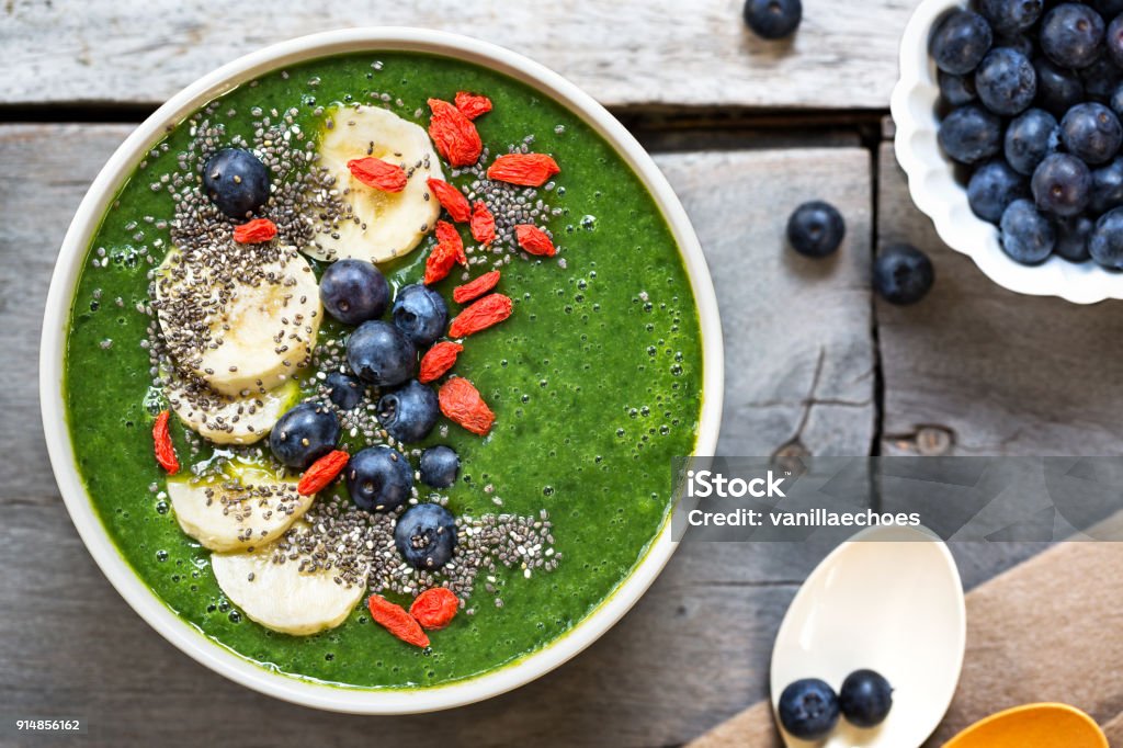 Tigela de espinafre, a Banana e a manga verde Smoothie - Foto de stock de Smoothie royalty-free