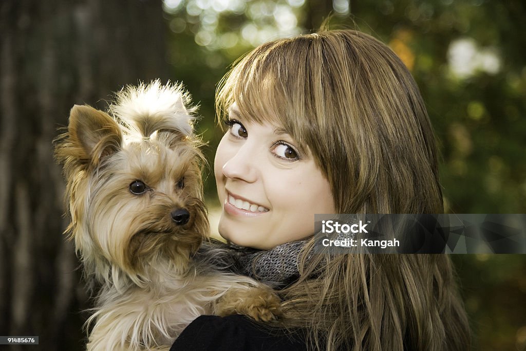 Kobieta i Puppy - Zbiór zdjęć royalty-free (20-24 lata)