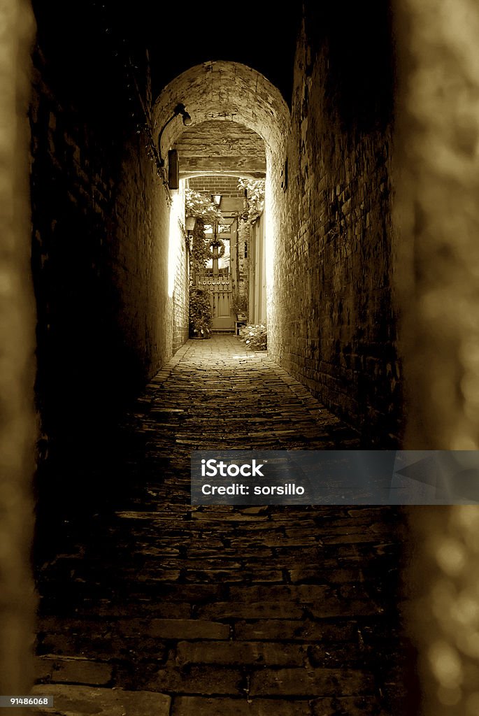 Luce alla fine del tunnel - Foto stock royalty-free di Acciottolato