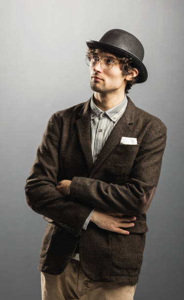 istock Pensive man in retro clothes staring at the space. 914863488