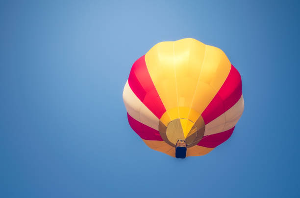 istock Colorful hot air balloon on a blue sky background 914863938