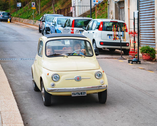 mujer caballo viejo fiat 500 coche en cefalu sicilia ciudad - sicily fiat old car fotografías e imágenes de stock