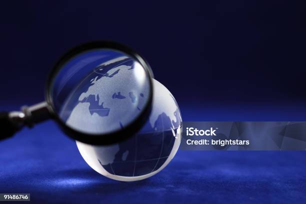 Синий Стекло World — стоковые фотографии и другие картинки Карта мира - Карта мира, Увеличительное стекло, Международный бизнес
