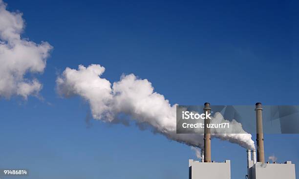 Chimeneas Con Humo Foto de stock y más banco de imágenes de Afección médica - Afección médica, Asistencia sanitaria y medicina, Caldera - Herramientas industriales