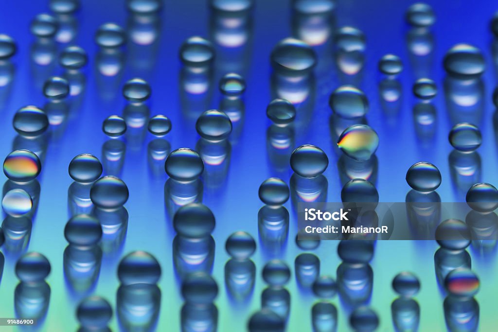 Pequeña gotas de agua sobre fondo azul o cian - Foto de stock de Abstracto libre de derechos