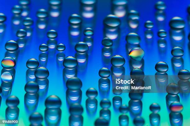 Pequeña Gotas De Agua Sobre Fondo Azul O Cian Foto de stock y más banco de imágenes de Abstracto - Abstracto, Agua, Aumento a gran escala