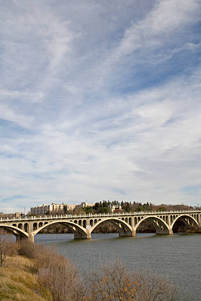 saskatoon ponte com universidade de edifícios - saskatoon saskatchewan university canada imagens e fotografias de stock