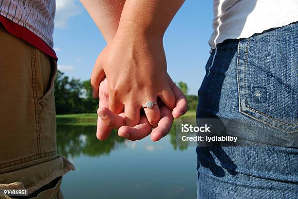 Mano Tenendo - Fotografie stock e altre immagini di Anello di fidanzamento - Anello di fidanzamento, Darsi la mano, Abbigliamento casual