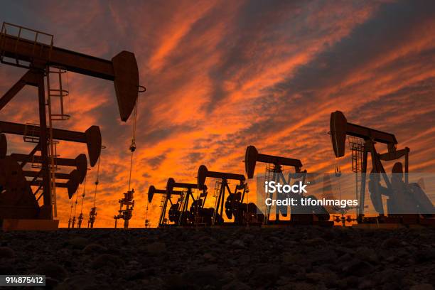 Pumpebuchsen In Einem Ölfeld Stockfoto und mehr Bilder von Ölindustrie - Ölindustrie, Erdölpumpe, Ölquelle