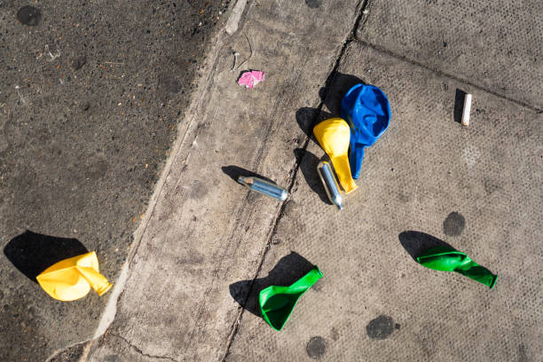 亜酸化窒素缶とロンドンの路上で風船を破棄 - nitrous oxide ストックフォトと画像
