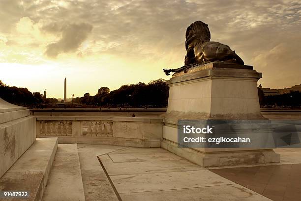 Foto de Estátua De Leão Com O Monumento De Washington e mais fotos de stock de Arquitetura - Arquitetura, Bronze - Liga, Capitais internacionais