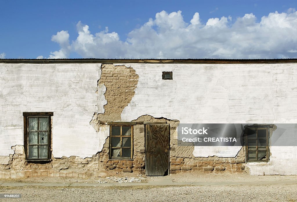 Abandonné Adobe Building - Photo de Maison libre de droits