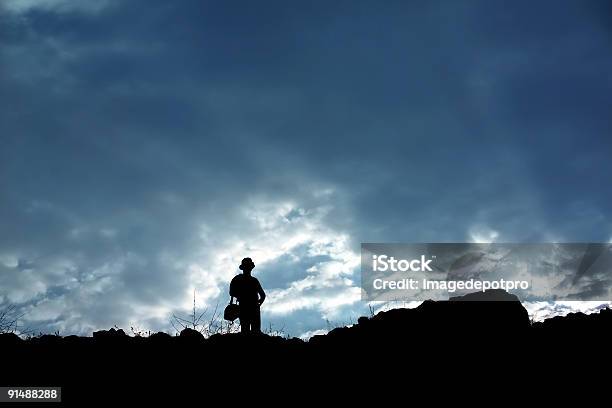 Silhouetted Człowiek Zwiedzanie - zdjęcia stockowe i więcej obrazów Alpinizm - Alpinizm, Aspiracje, Badanie