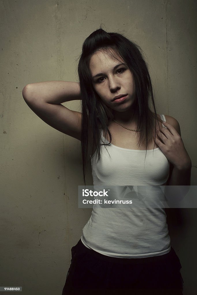 Teel chica en blanco Grimy noche en casa - Foto de stock de Abandonado libre de derechos