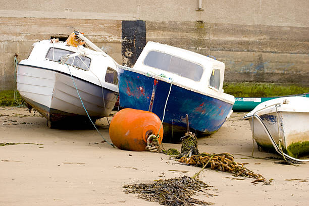 Barcos na praia - foto de acervo