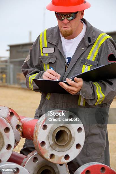 Foto de Dos Campos Petrolíferos e mais fotos de stock de Capacete - Equipamento - Capacete - Equipamento, Luva - Roupa, Luvas