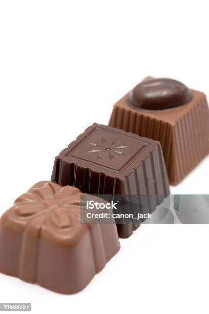 Tre Cioccolato Bon Cioccolatini In Una Riga - Fotografie stock e altre immagini di Amore - Amore, Anniversario, Bibita