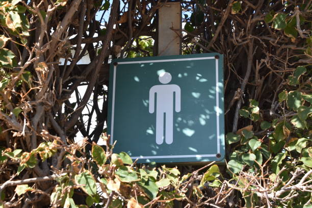 istock Toilet sign outdoor 914888218