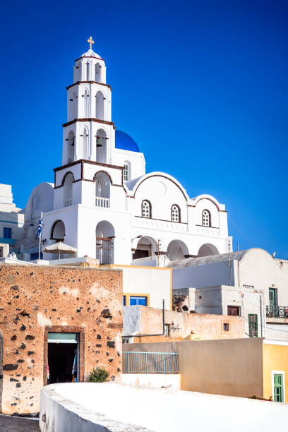 istock Pyrgos, Santorini, Greece, whitewashed city 914892158