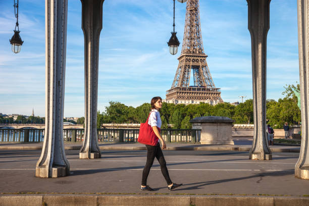 istock Young woman traveling to Paris 914892204