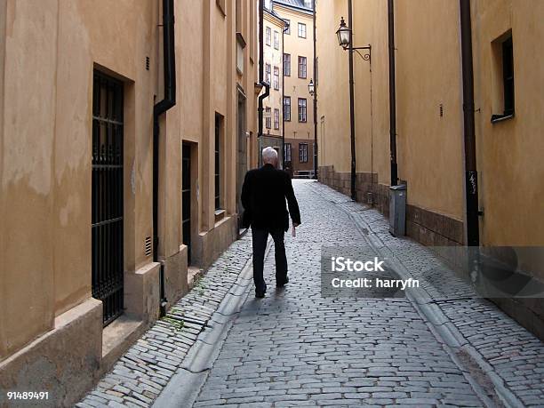 Uomo Daffari Nella Città Vecchia - Fotografie stock e altre immagini di Persone - Persone, Stoccolma, 60-69 anni