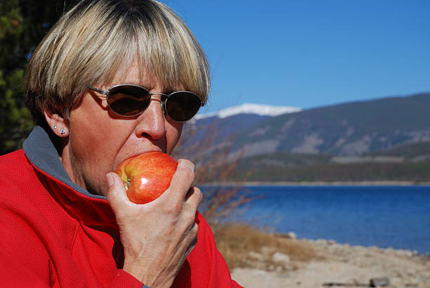 mulher comer maçã - lake dillon imagens e fotografias de stock
