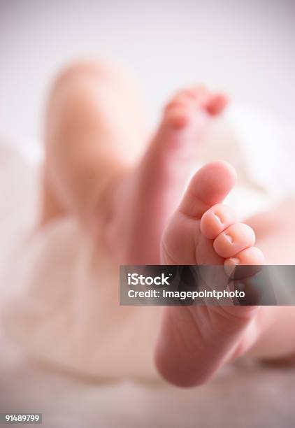 Recién Nacido Foto de stock y más banco de imágenes de Fotografía en clave alta - Fotografía en clave alta, Pediatra, Asistencia sanitaria y medicina