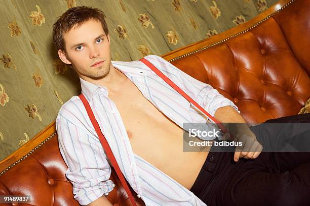 색시한 소파에 앉은 잘생긴 남자 남자 사업가에 대한 스톡 사진 및 기타 이미지 - 남자 사업가, 성적 문제, 중장년