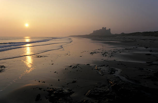 バンバラ城 - bamburgh castle northumberland england dawn north sea ストックフォトと画像