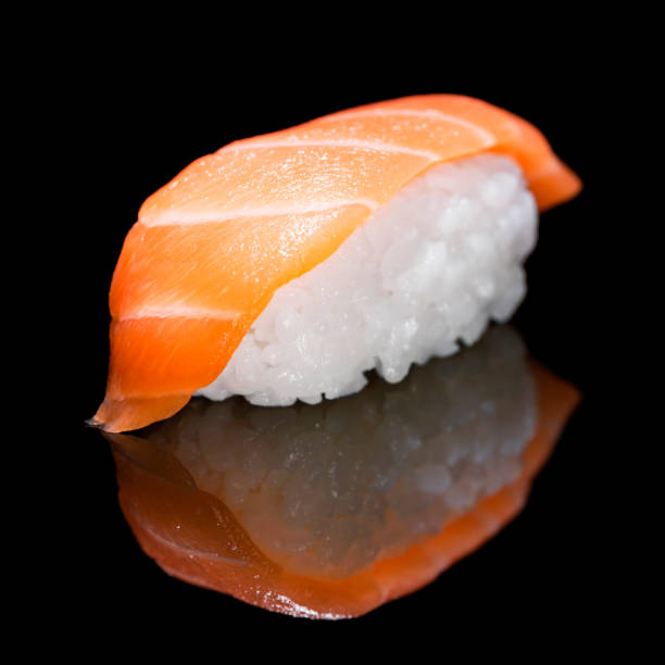 lachs sushi auf schwarzem hintergrund isoliert - japanese cuisine appetizer gourmet caviar stock-fotos und bilder