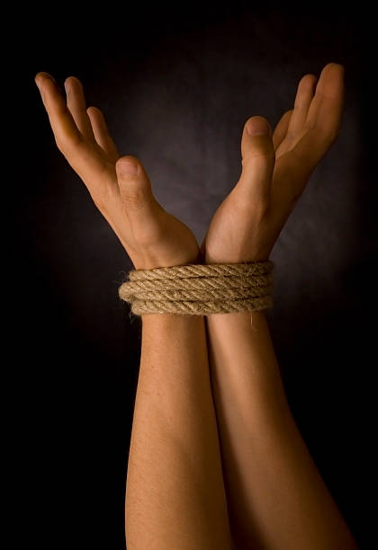 se unen mano - tied knot rope adversity emotional stress fotografías e imágenes de stock