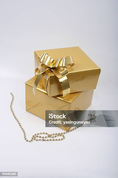 Scatola Regalo Oro - Fotografie stock e altre immagini di Amore - Amore, Anniversario, Annodare