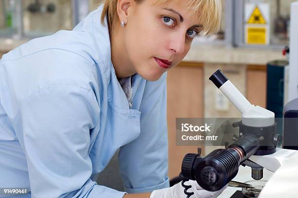 Científico Con Un Microscopio Foto de stock y más banco de imágenes de Analizar - Analizar, Azul, Ciencia