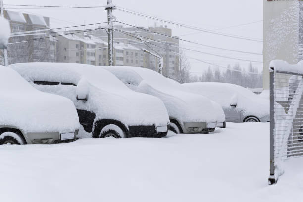 istock Cars in parking 914909034
