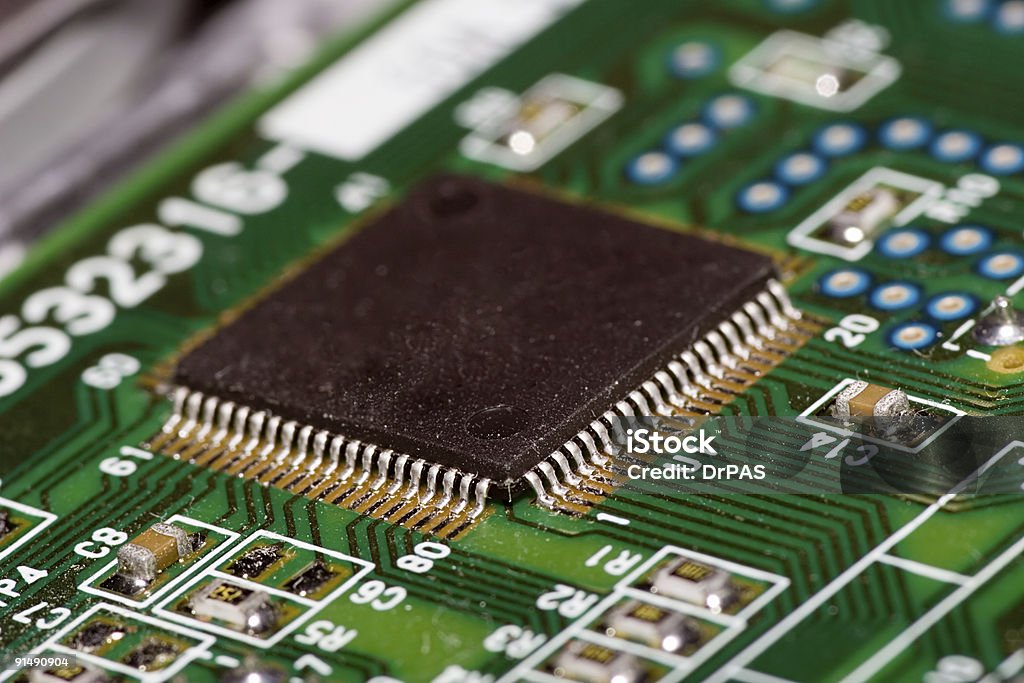 Scheda con microchip - Foto stock royalty-free di Attrezzatura