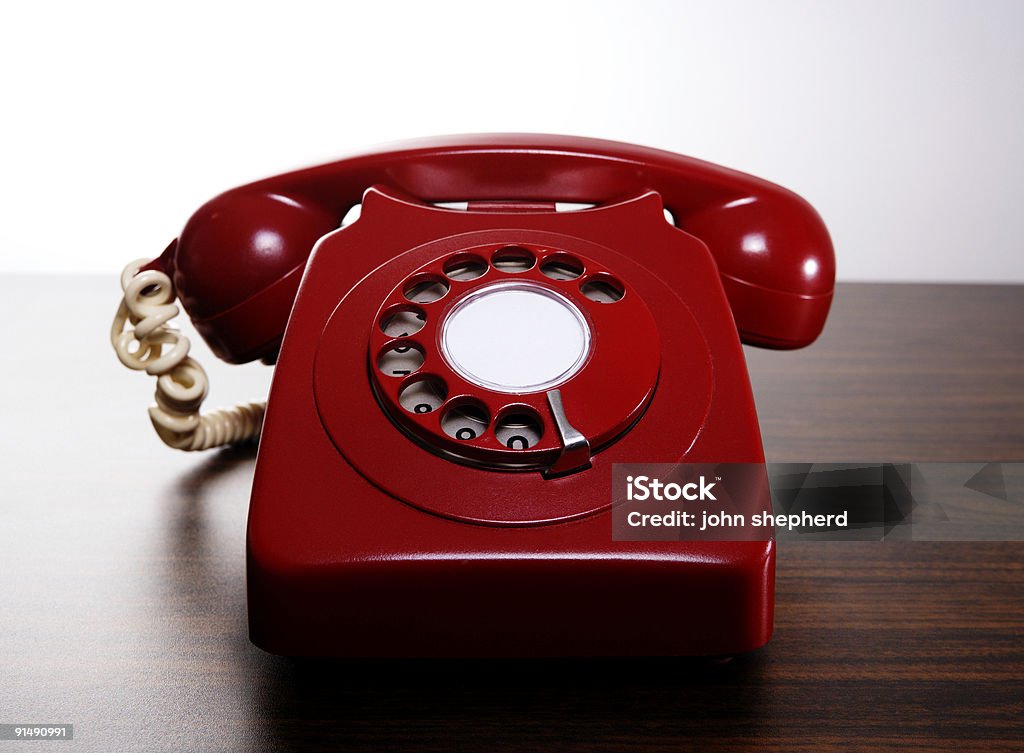 Żywy czerwony obrotowe telefon na biurku - Zbiór zdjęć royalty-free (Bez ludzi)