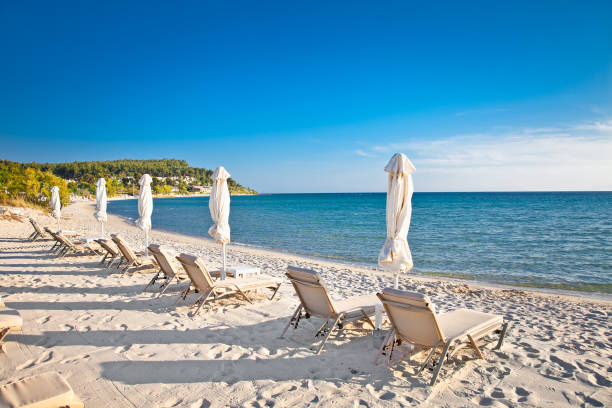 spiaggia di sabbia sani sulla penisola di kassandra, grecia. - vacations halkidiki beach sand foto e immagini stock
