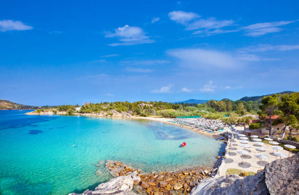 bellissima spiaggia di talgo sulla costa orientale della sithonia, halkidiki, grecia. - vacations halkidiki beach sand foto e immagini stock