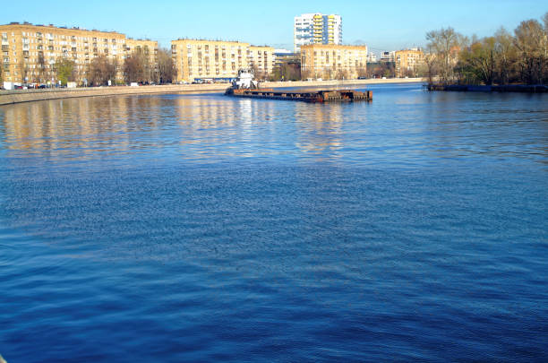 istock Moscow river in autumn on a Sunny day 914917050