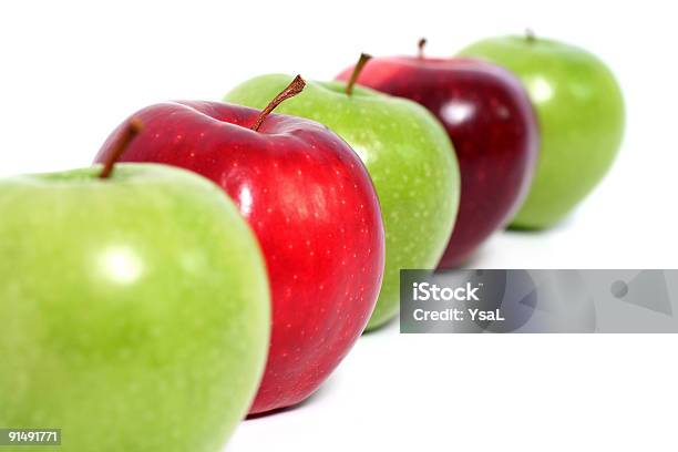 Äpfel Auf Linie Stockfoto und mehr Bilder von Apfel - Apfel, In einer Reihe, Weißer Hintergrund