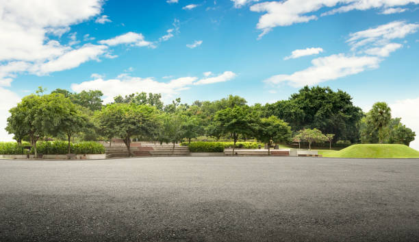 istock Empty street at the nice and comfortable great garden 914917732