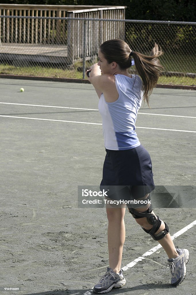 Молодой Теннисный игрок в Шарнирный бандаж на колено - Стоковые фото Вертикальный роялти-фри