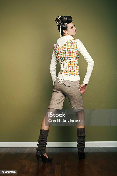背面の女性のショートパンツとヒールにウッドフロア - 1人のストックフォトや画像を多数ご用意 - 1人, カジュアルウェア, カラー画像