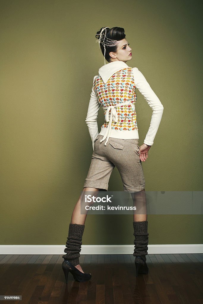 Fundo de mulher em Shorts e calcanhares no chão de madeira - Foto de stock de Adulto royalty-free