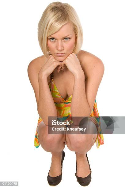 Frauen Lauert Down Stockfoto und mehr Bilder von Attraktive Frau - Attraktive Frau, Blick in die Kamera, Blondes Haar