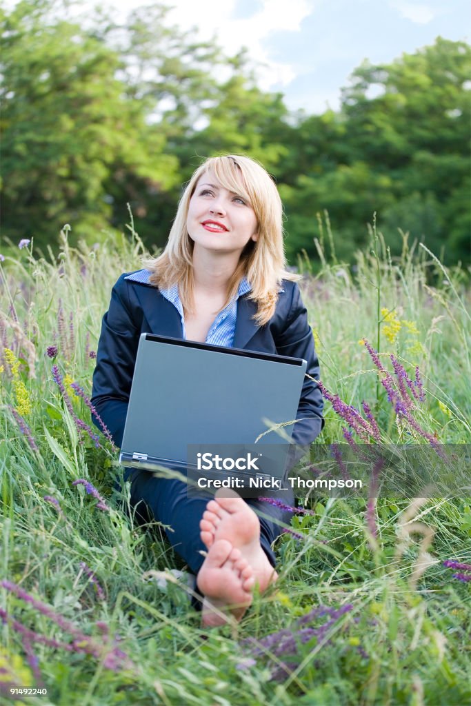 Empresária na grama com laptop e decole calçados - Foto de stock de Alegria royalty-free