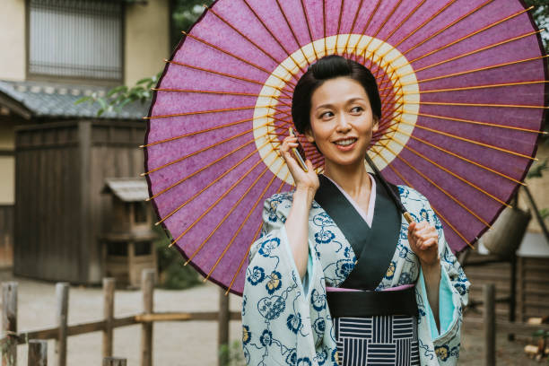 istock Young japanese woman making a call 914924892