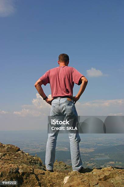 Foto de Jovem Homem No Topo De Uma Montanha e mais fotos de stock de Adulto - Adulto, Azul, Branco