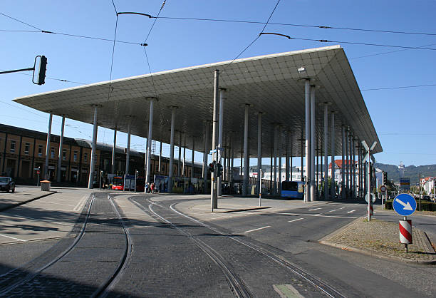 stazione ferroviaria di kassel wilhelmshöhe vordach herkules rechts und mit - stütze foto e immagini stock