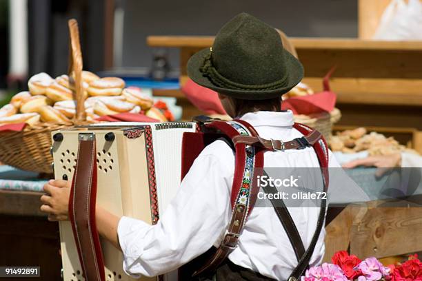 Acordeão Músico Retratosud Tirol Dolomiti Alpes Italianos - Fotografias de stock e mais imagens de Adulto